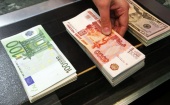 Доллар и евро выросли на три рубля на открывшихся в понедельник торгах