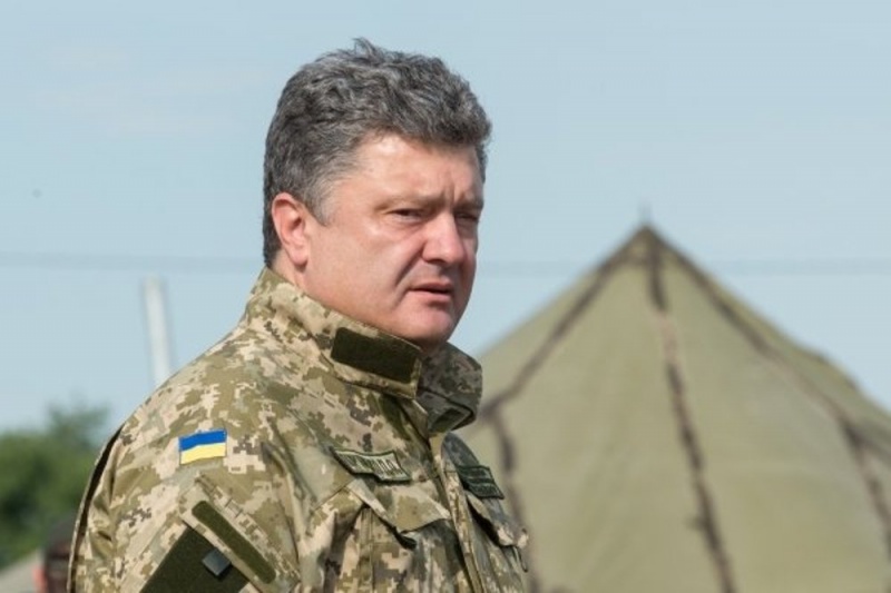 Порошенко приказал привести в повышенную боевую готовность вооруженные силы на границе с Крымом