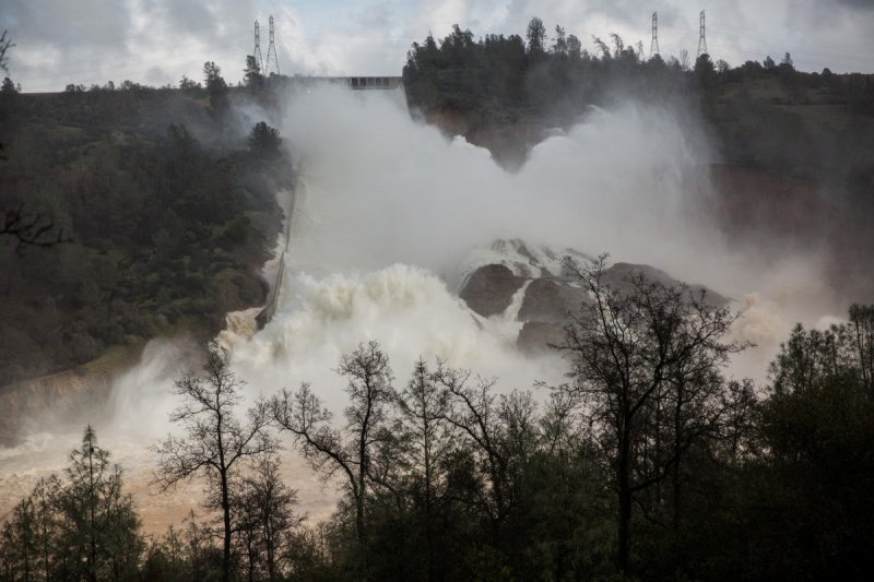 В Калифорнии объявили эвакуацию из-за риска разрушения самой высокой плотины США.
