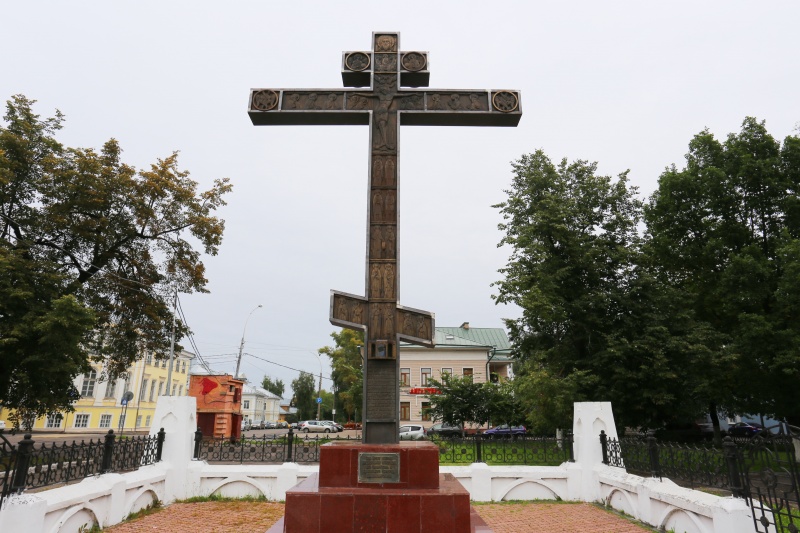 Поклонный крест на площади Революции | Вологда